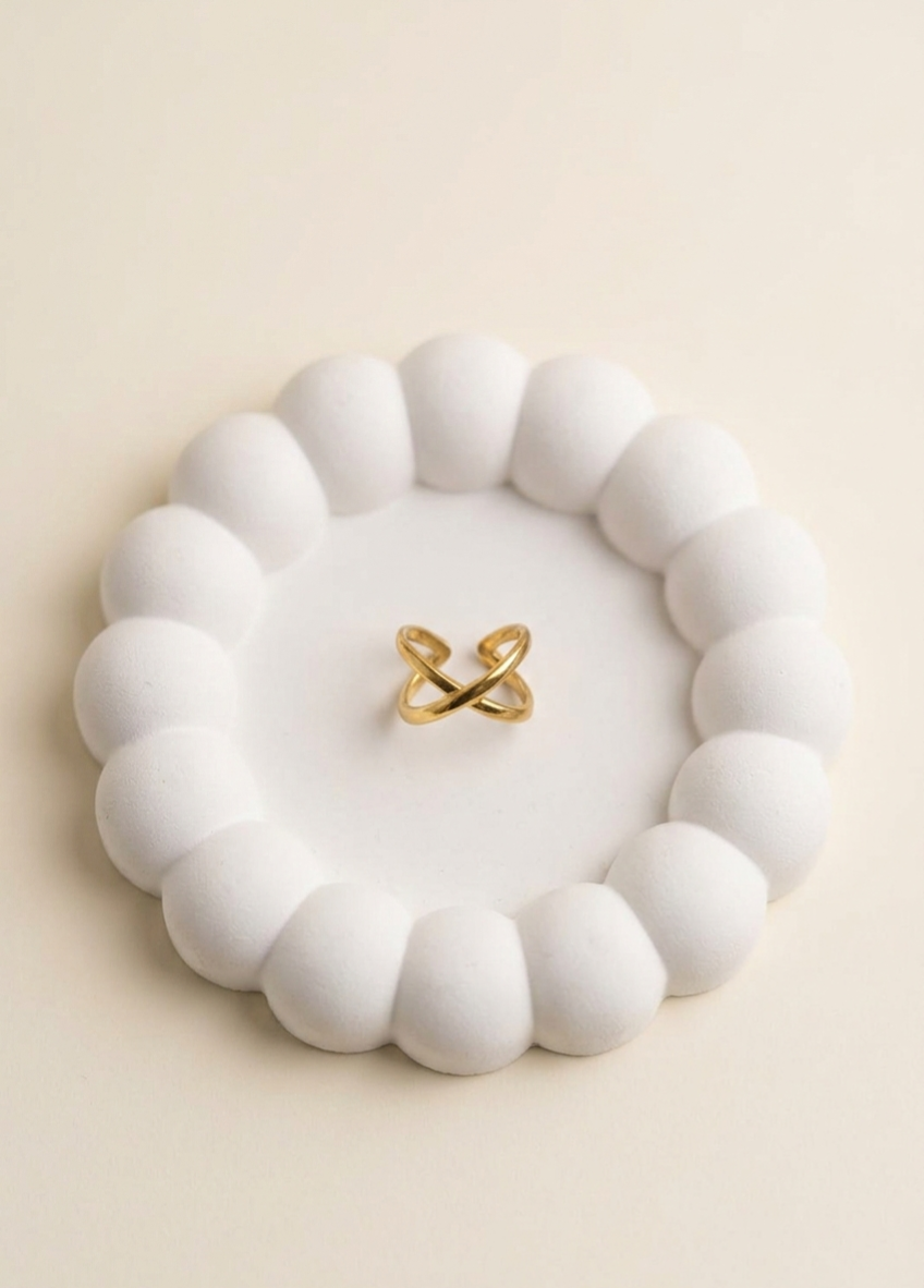 Elegant Criss-Cross Ring